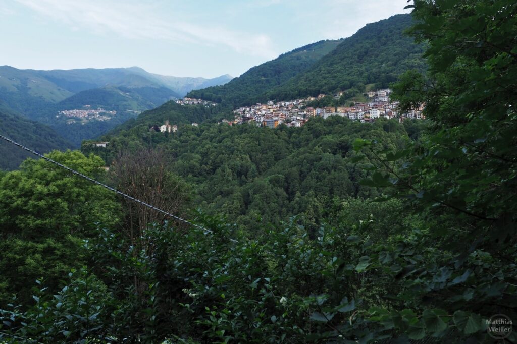 Blick auf Bergdörfer am Hang im Val Cavargna