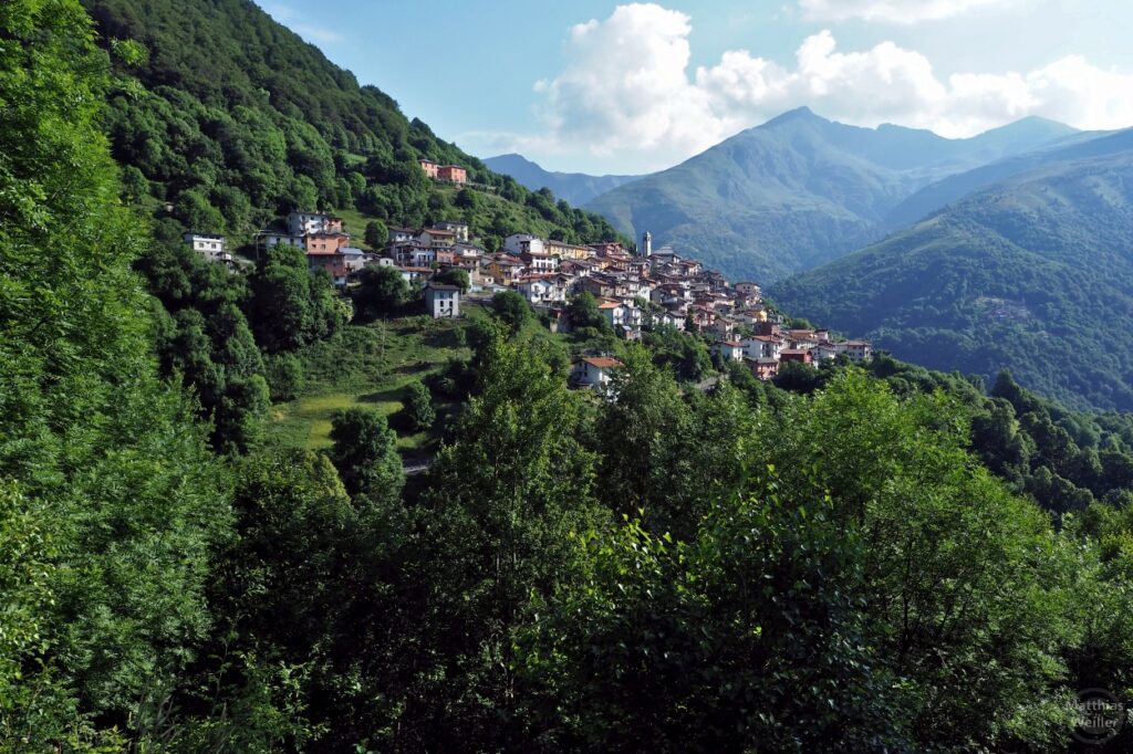 Blick auf San Nazzaro Cavargna am berghang