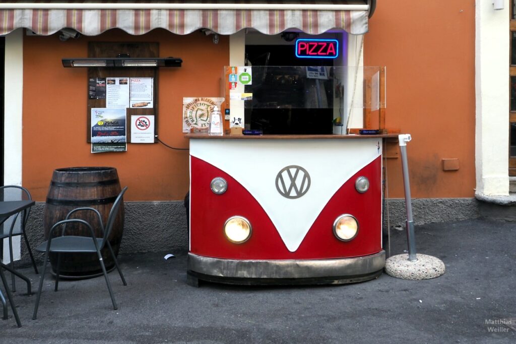VW-Bus-Front als Bartheke eines Pizzaservices