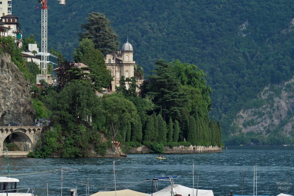 Villa am Seeufer Lugano mit Zypressenpark