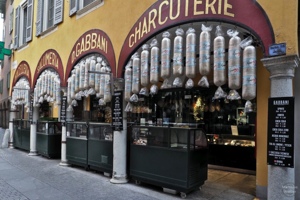 übergroße Wurstdeko der Charcuterie Gabbani in Lugano
