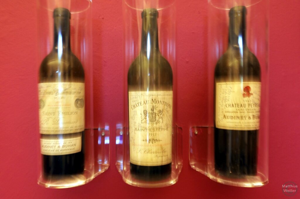 Museum Hermann Hesse: 3 französische Weinflaschen