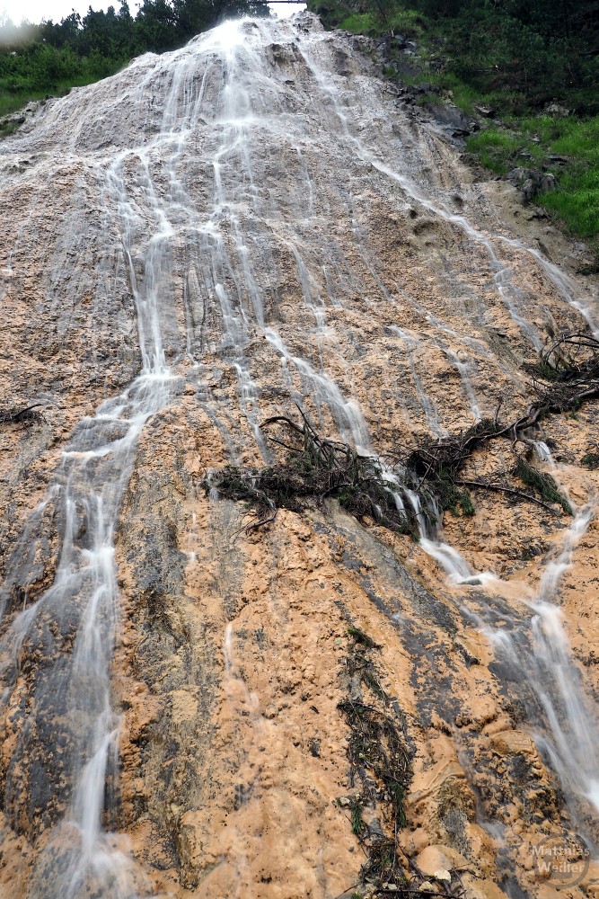 Wasserfall mit lehmigen Stein