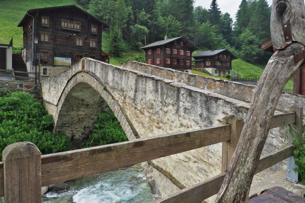 Binn Dorf mit Steinbogenbrücke und traditionellen Häusern