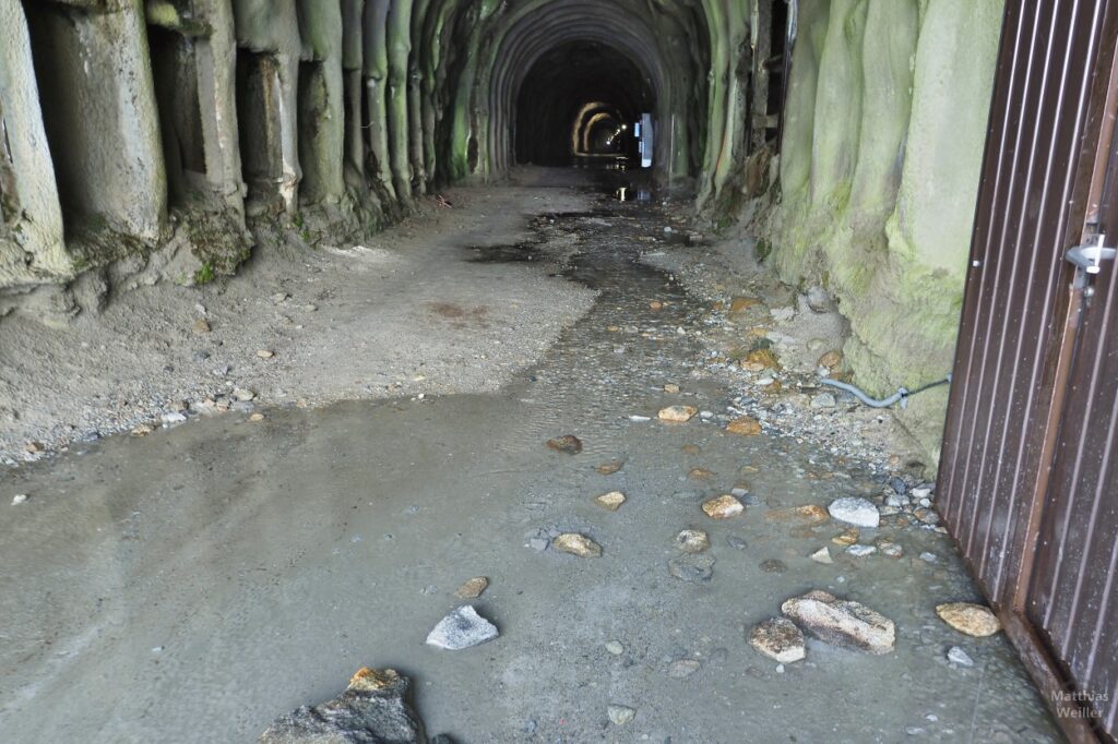 Tälligrattunnel inne mit Schmelzwasserdurchlauf
