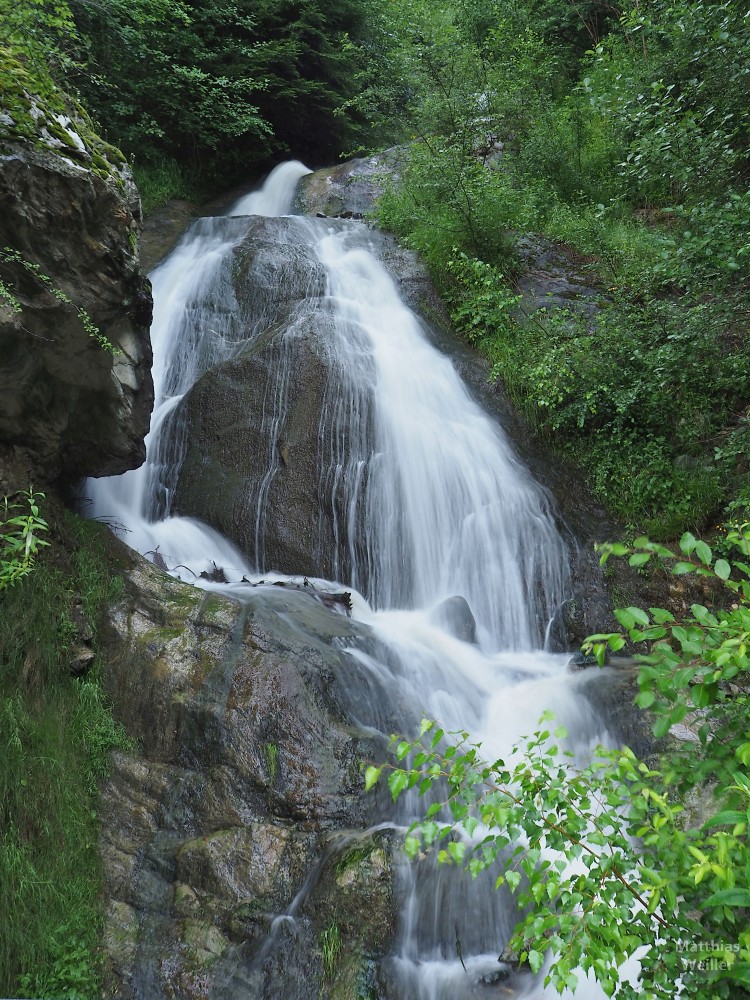 bauchiger Wasserfall mit Fließoptik