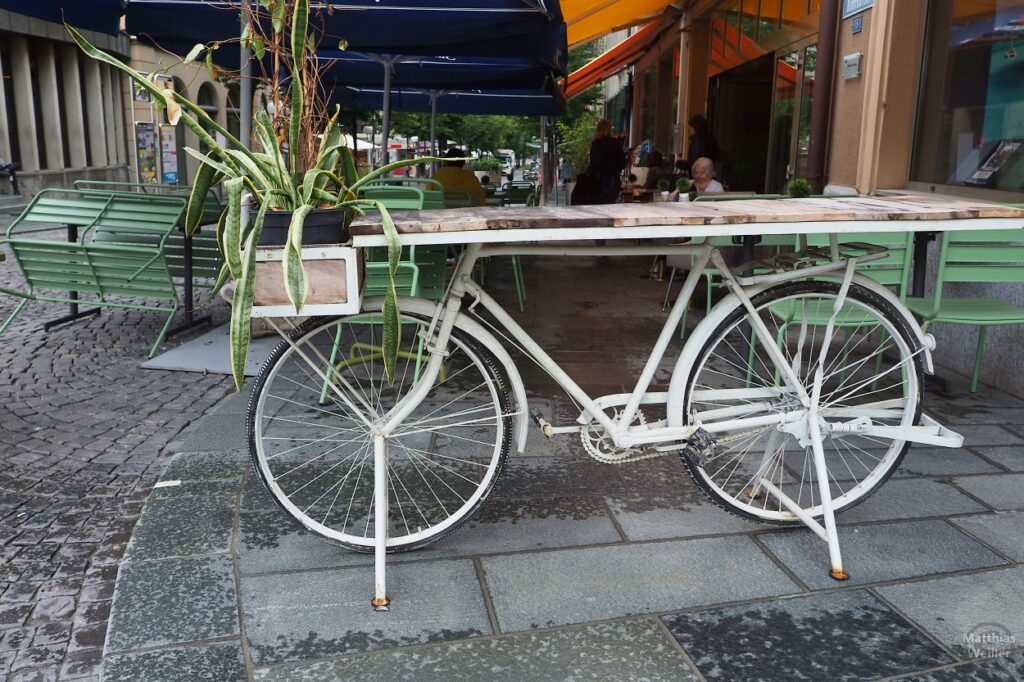 weißes Fahrrad als Tischständer