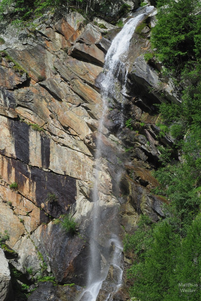 schleieriger Wasserfall mit Fels