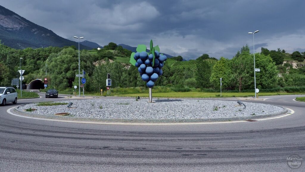 Verkehrskreisel mit Skulptur blaue Weintrauben