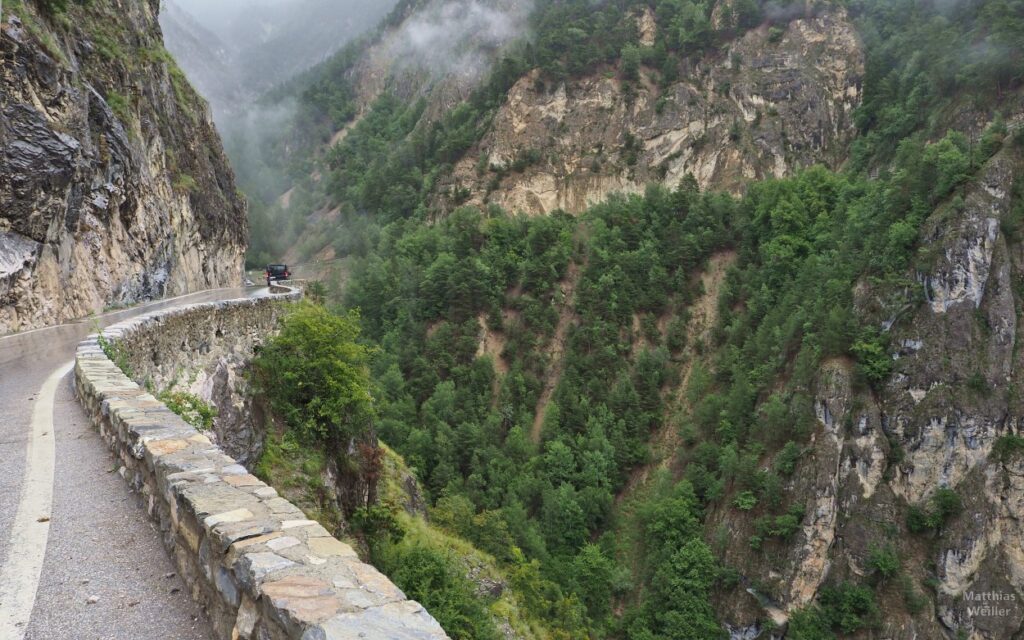 Straße im Val d'Anniviers über der Schlucht an Felswand