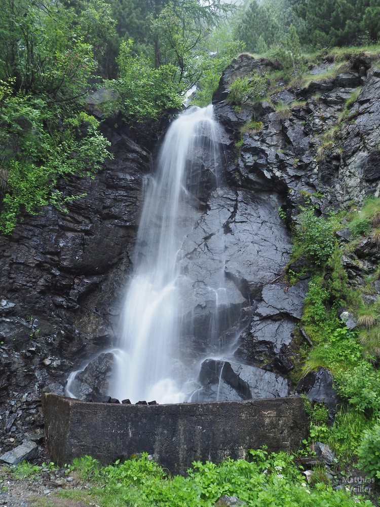 Wasserfall in strähniger Fließoptik