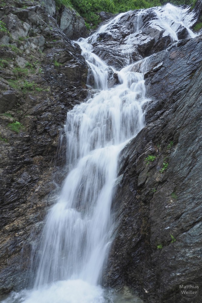 Wasserfall in strähniger Fließoptik