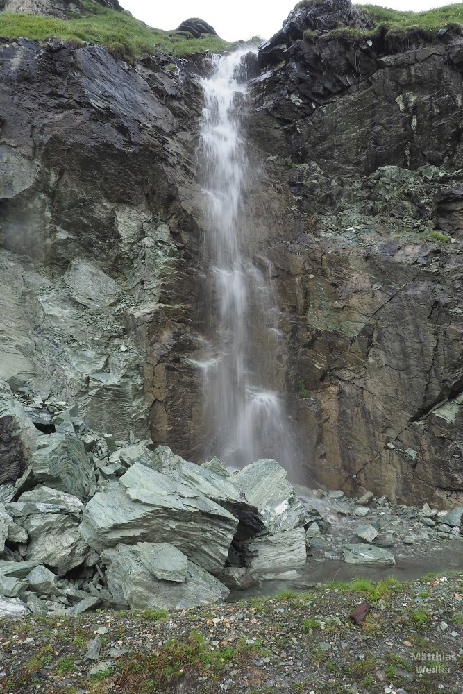 strähniger Wasserfall an Bruchsteinkante