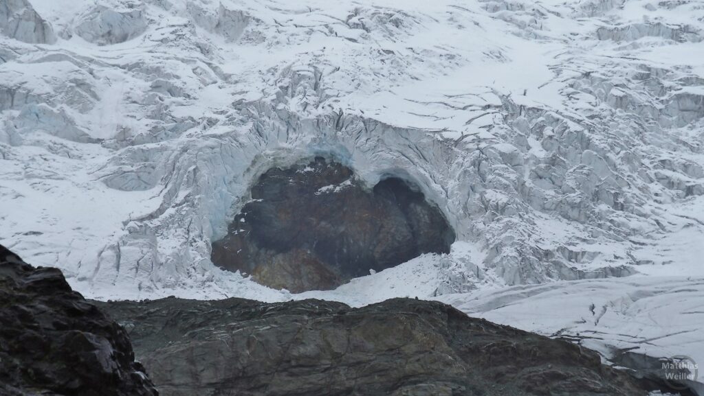 Höhle im Gletscher