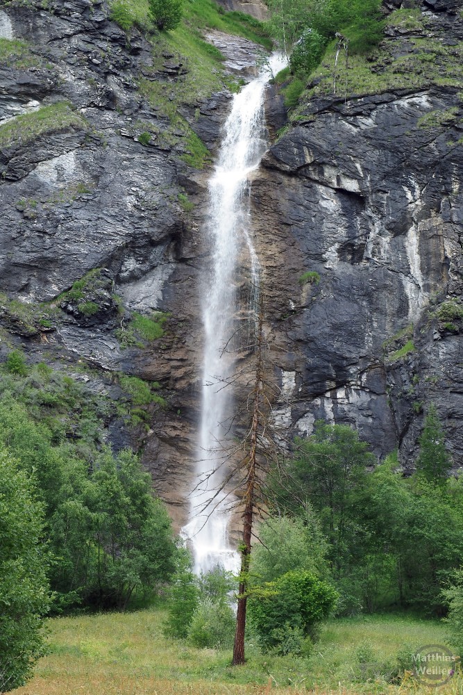 schmaler Wasserfallstrahl