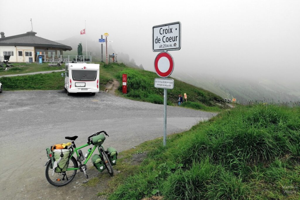 Passchild "Croix de Coeur" mit Passbistro, Wohnwagen, Velo, Nebelwolke