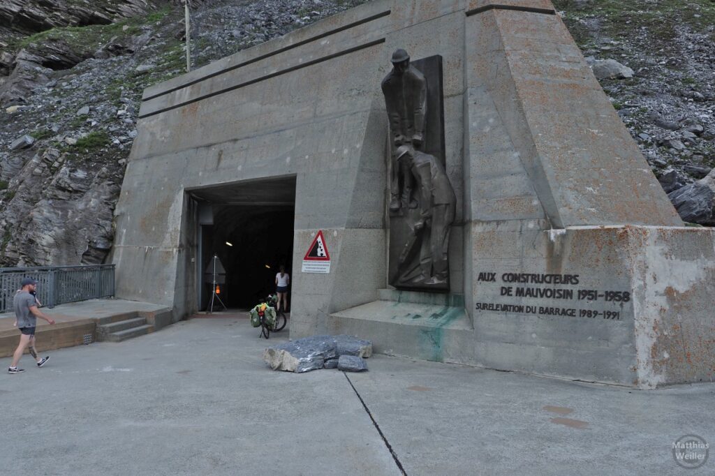 Tunnelportal Lac de Mauvoisin oben mit Skulptur zu Erbauung