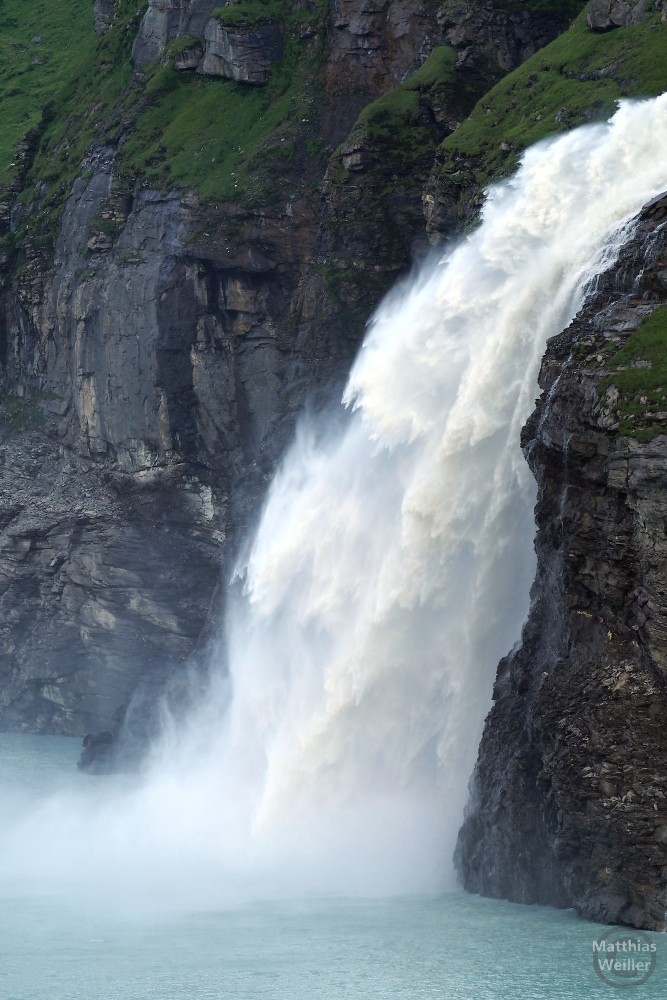 mächtiger Wasserfall in den Lac de Mauvoisin