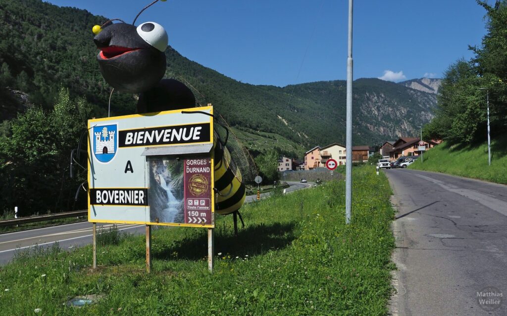 Bienenskulptur mit Willkommenstafel in Bovernier