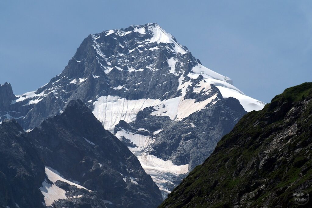 abgeflachter Berggipfel mit Schnee- und Gletscherwelt