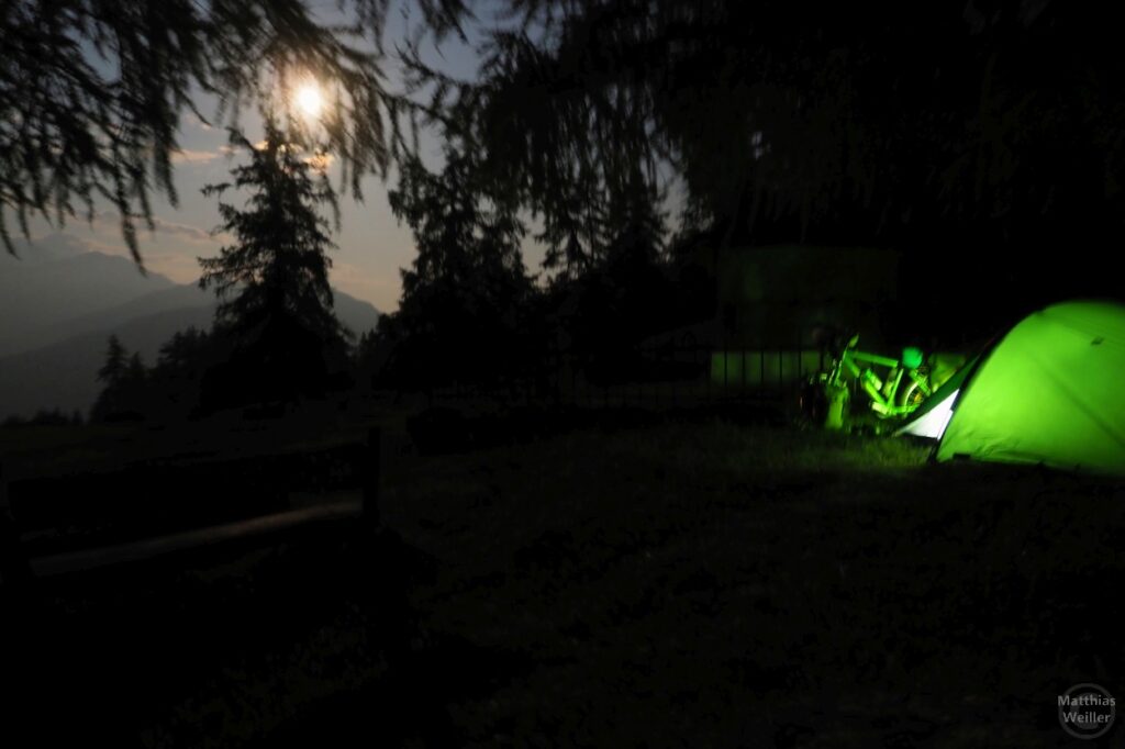 Col du Lein, leuchtend grünes Zelt und Velo bei Nacht mit fast Vollmond