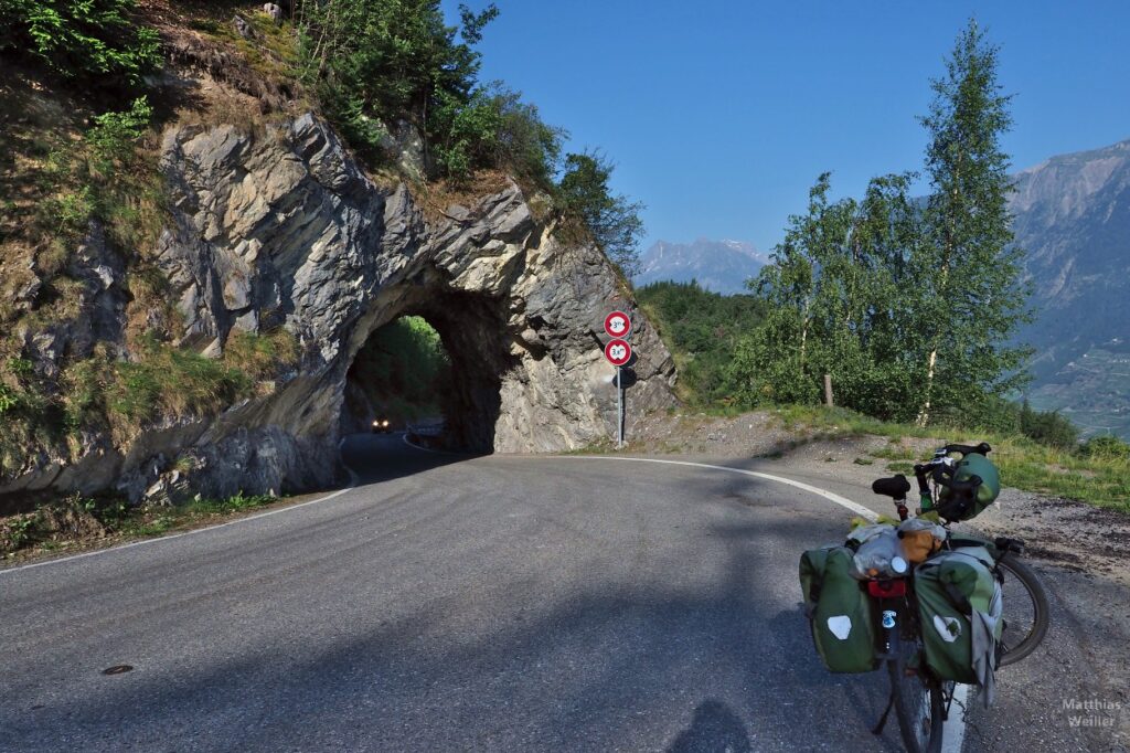 Steibogentunnel mit Velo auf der Abfahrt Col du Lein Nordrampe