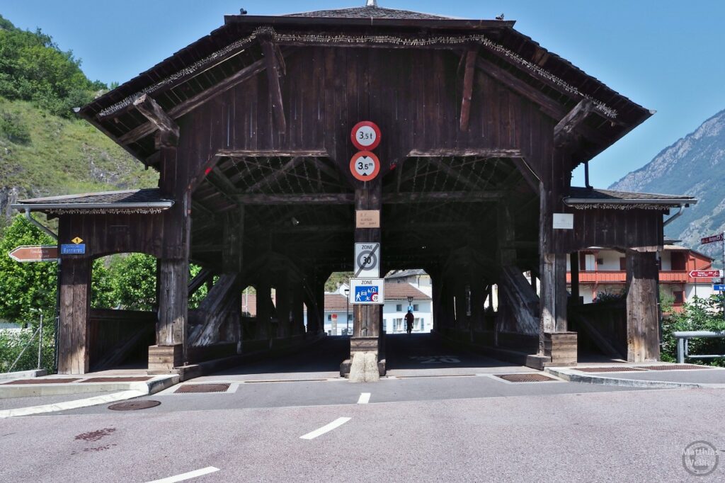 alte überdachte Holzbrücke in Martigny