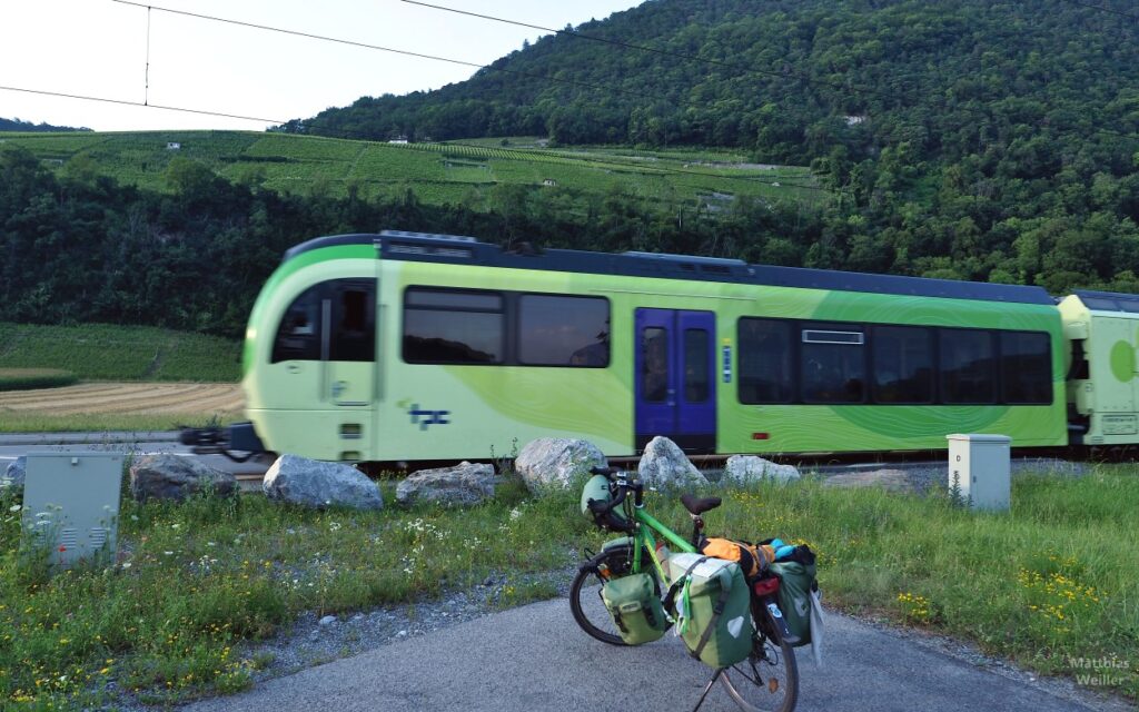 Grünes Velo mit grünem Regiozug