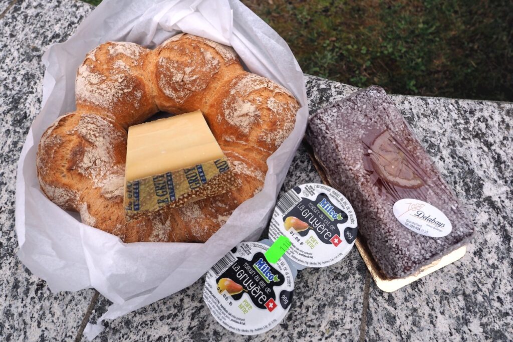 Einkauf mit Gruyère-Käse, Gruyère-Joghurt, Ornegenkuchen, Brotkranz