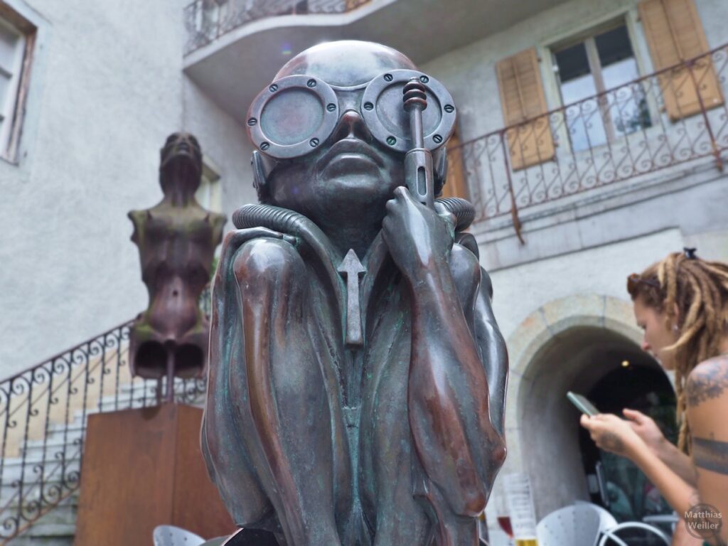 Futuriristische Alienfigur vor Museum HR Giger