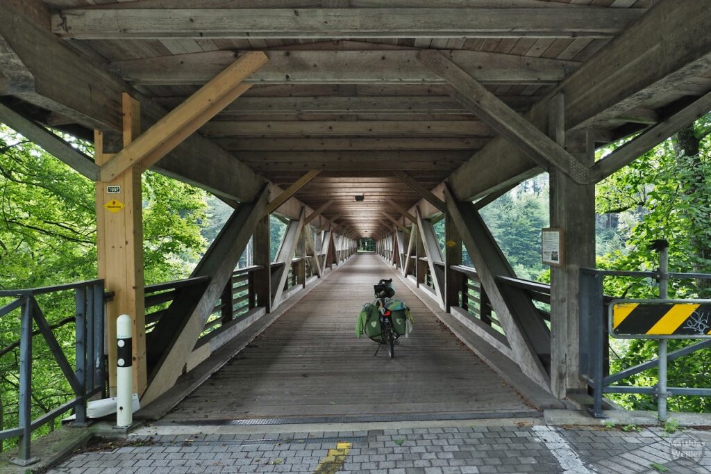 Radfahrerholzbrücke mit Velo