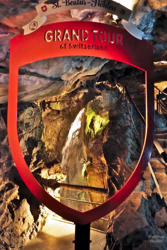 Beatushöhle, mit Wasserfall und Schaustele "Grand Tour of Switzerland"