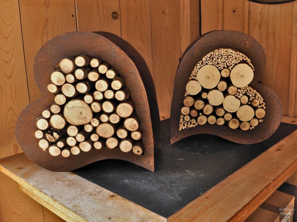 2 Herzen aus Stahl mit Holzstapelfüllung