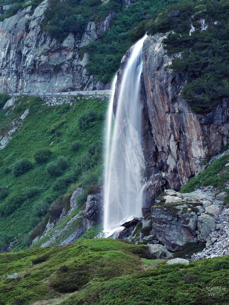 Wasserfall über Fels mit Stereostrahl von der Seite
