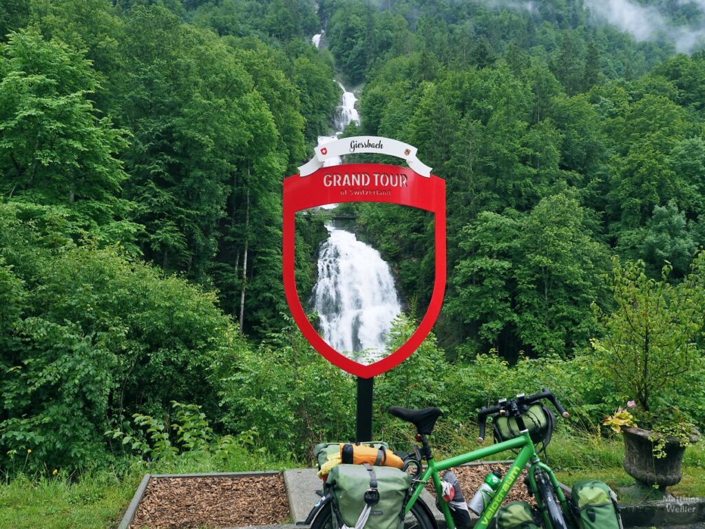 Giessbachfälle mit Durchschaustele "Grand Tour of Switzerland", mit Velo