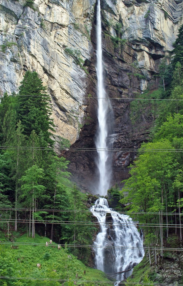 Schmaler Wasserfallstrahle mit breiterem Kaskadensockel