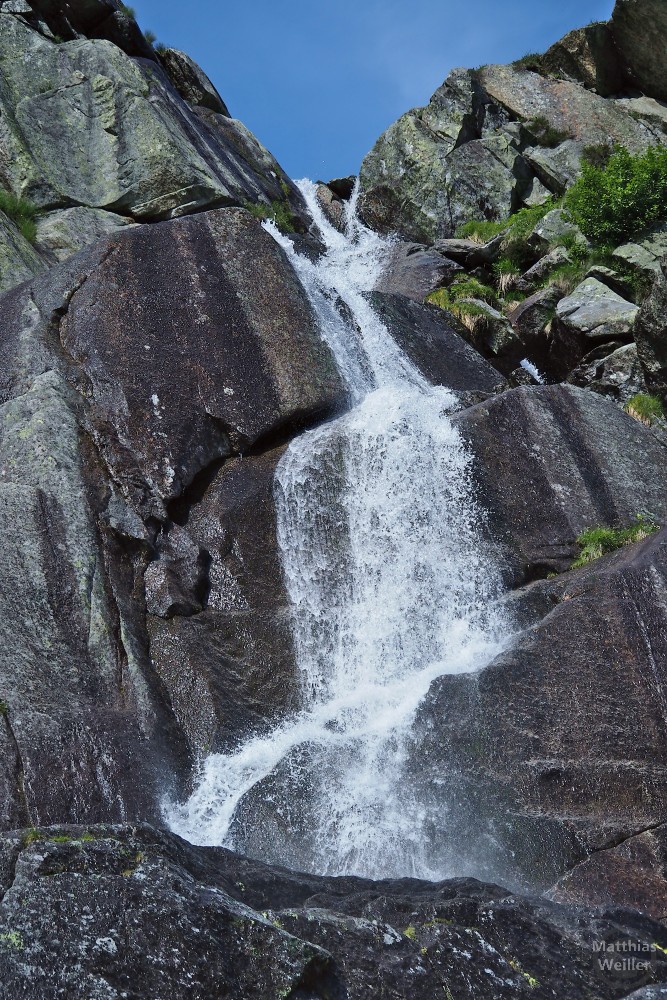 Wasserfall über Felswand