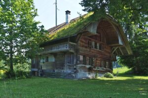 Holzbauernhaus mit bemoostem Überdach