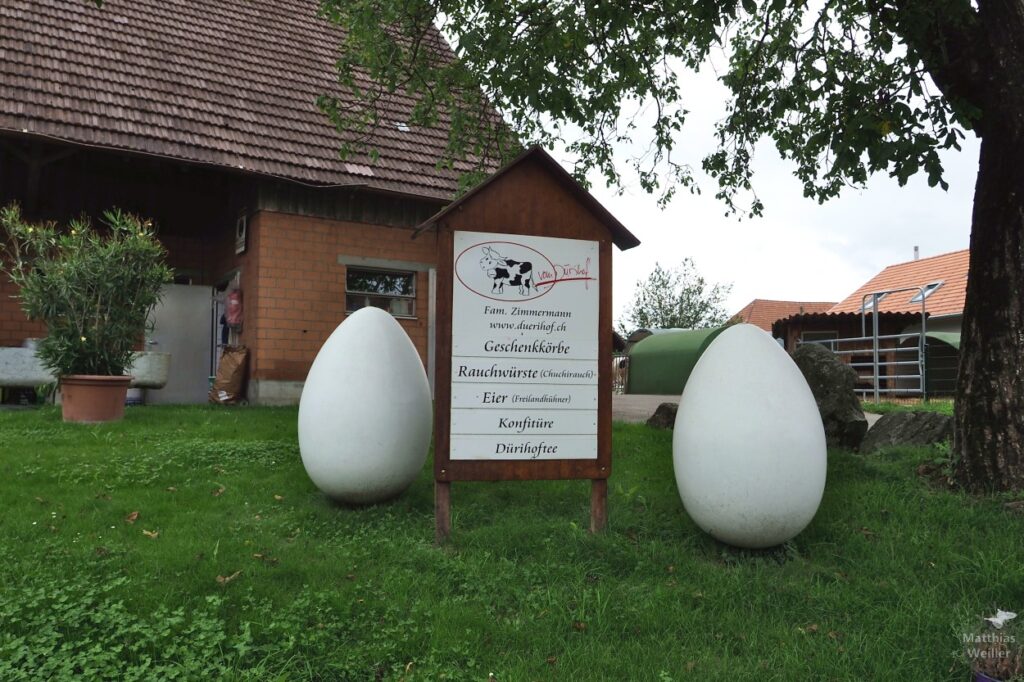 Hofverkauf mit zwei Eierskulpturen