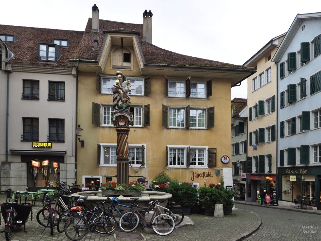 St. Georgs Brunnen, Solothurn mit Velos und Jägerstübli