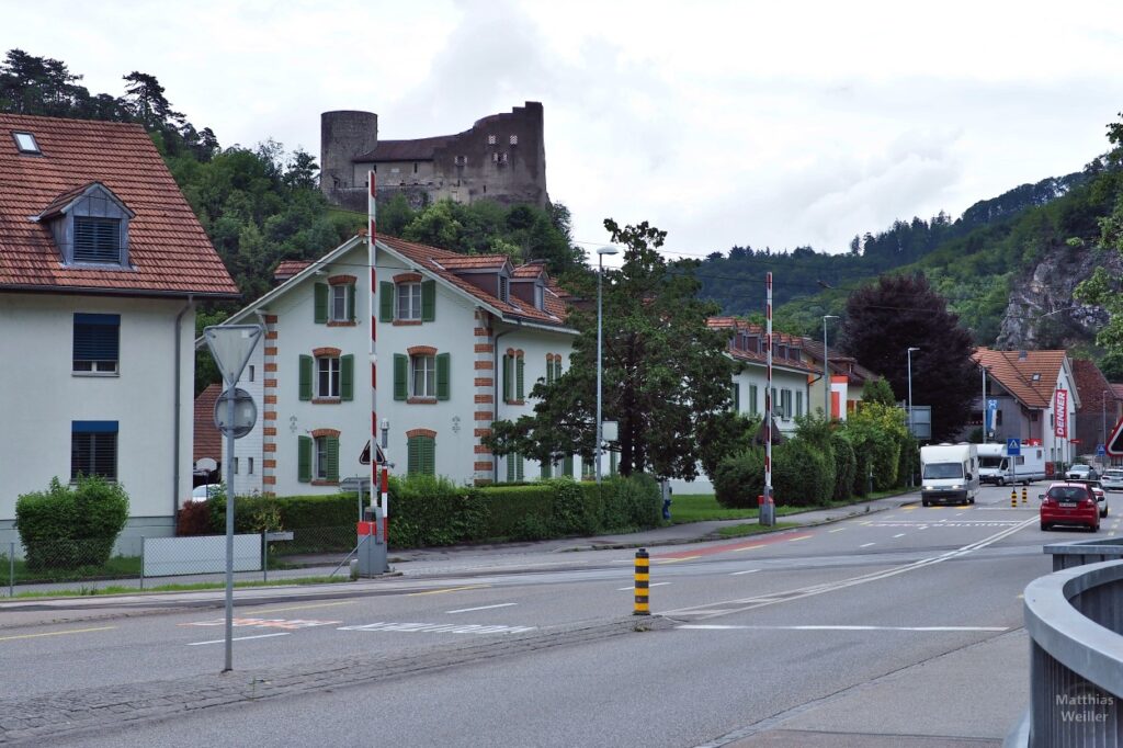 Straßenszene Balsthal mit Burg Alt-Falkenstein