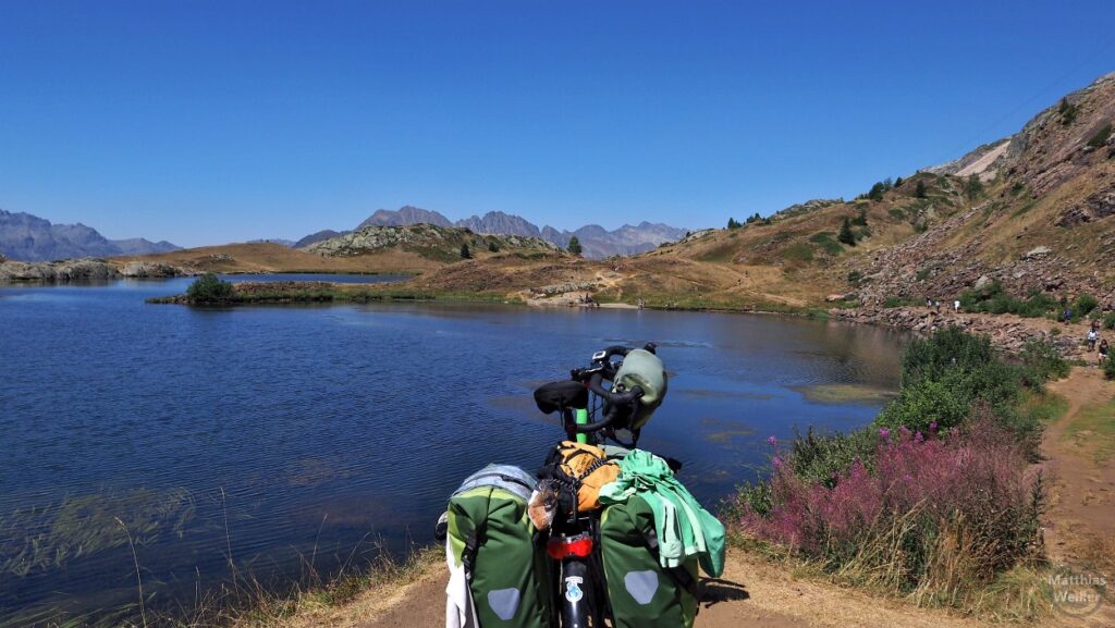 Blick auf Lac Besson und Gipfelkulisse mit grünem Reiserad