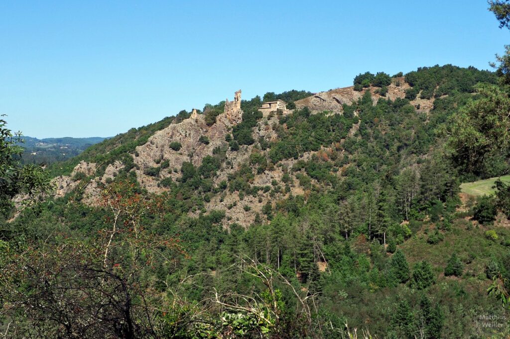 Monts d'Ardèche mit Burg im Tal der Dunière