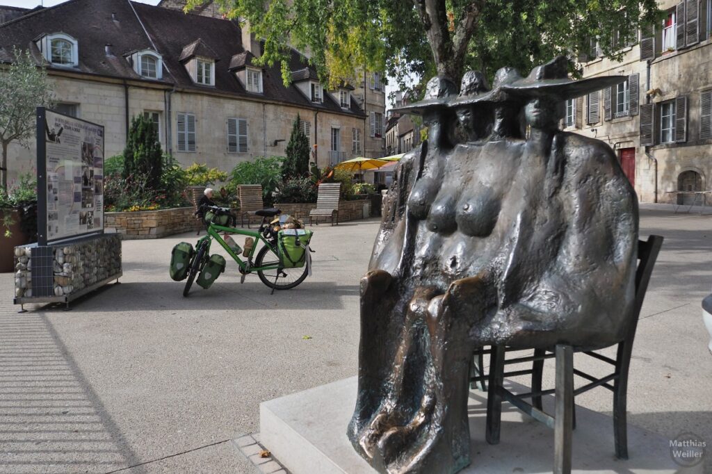 4er-Skulptur mit Hütten, Brüsten, Stadtplatz, grünes Reiserad in Dôle