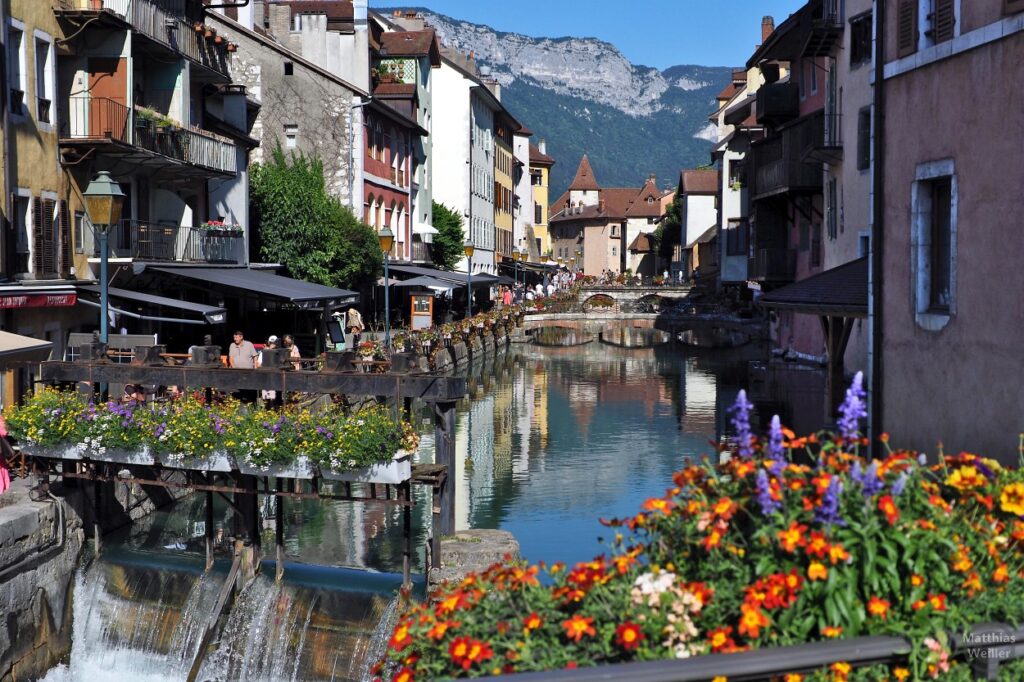 Kanalflucht mit Blumen, Brücken, Restaurants in Annecy