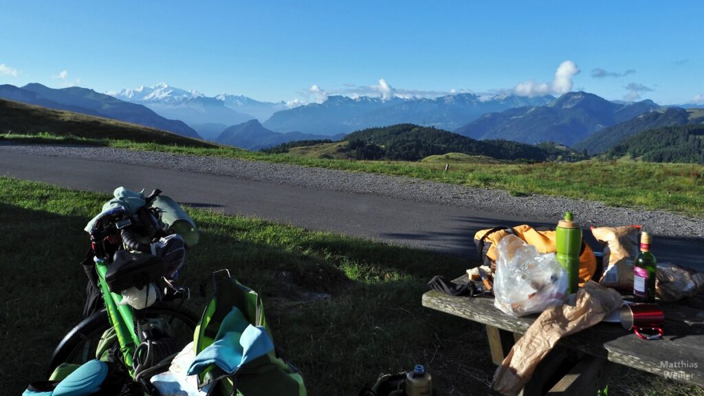 Blick vom Montée d'Ajon über Reiserad und Picknicktisch auf Mont-Blanc-Kette