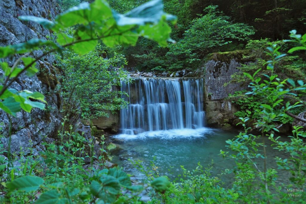 Künstliche, breite Wasserfallstufe im Bergbach mit Fließoptik, Combe d'Iré