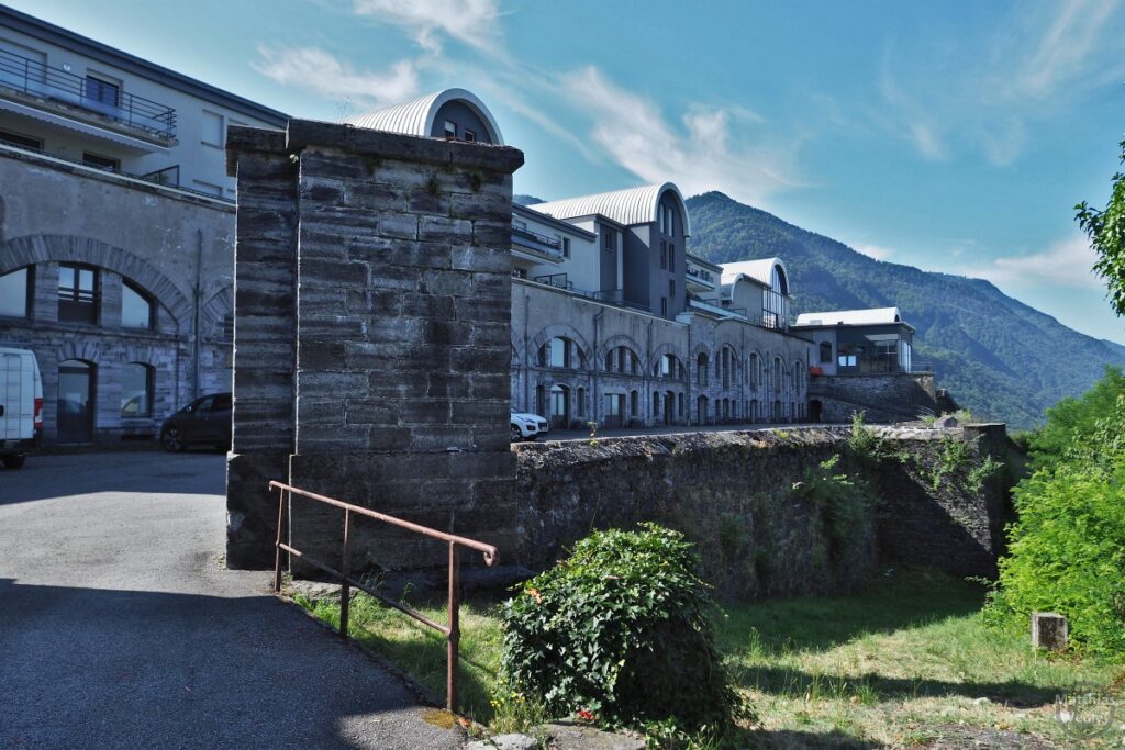langegezoger Bau mit Bogenelementen, Fort d'Aiton