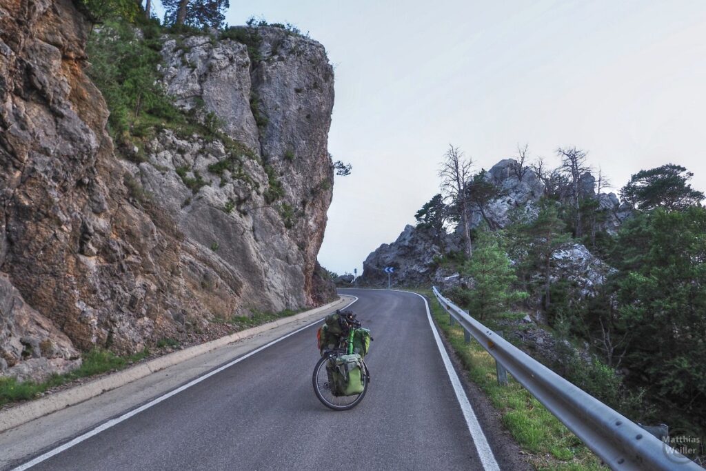 Felstor in Kurve mit Straße, Reiserqad, Serra de Montgrony