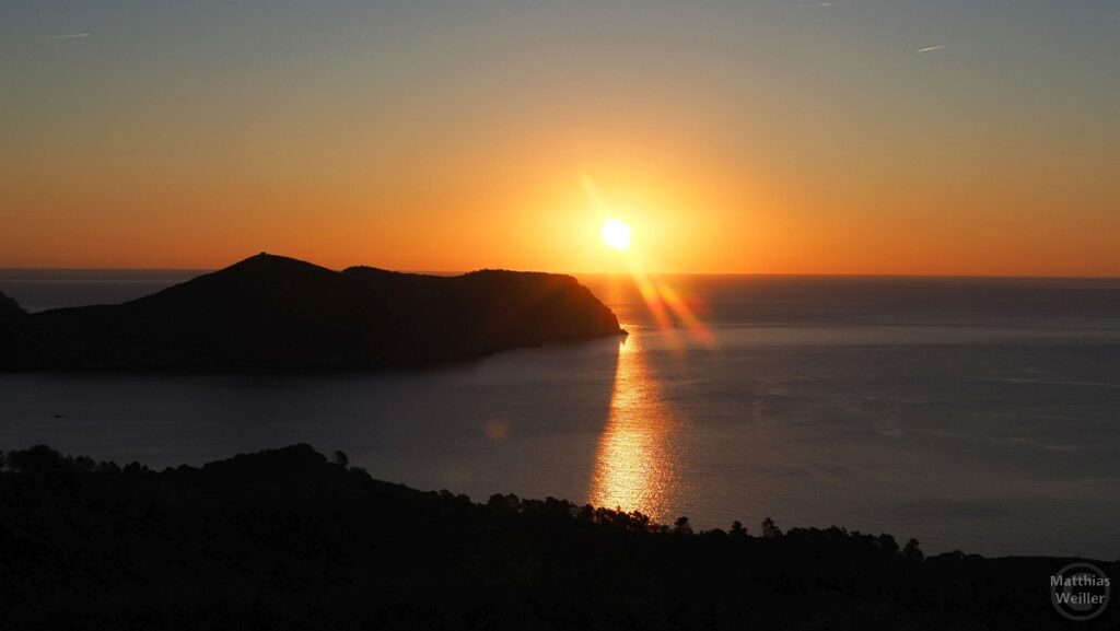 Sonnenaufgang über dem Meer mit Insel vorgelagert, Cap de Creus